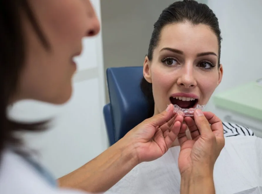 dentist-assisting-patient-wear-invisible-braces
